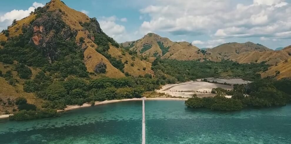 sunset tour to menjerite bay labuan bajo