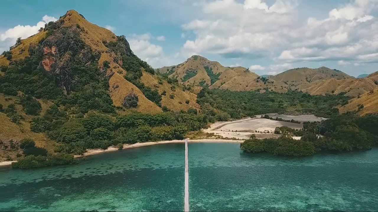 sunset tour to menjerite bay labuan bajo