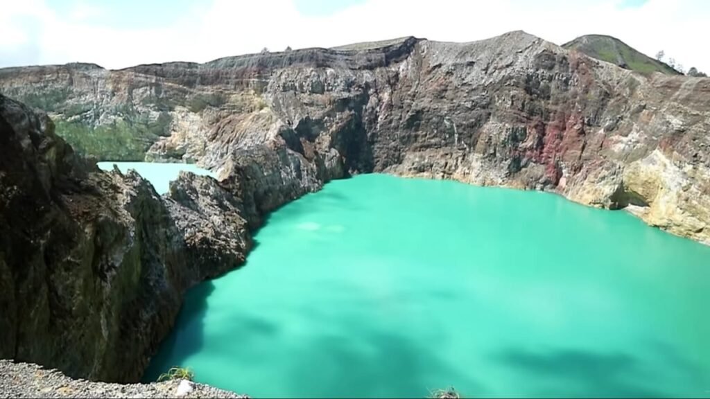 hiking flores komodo